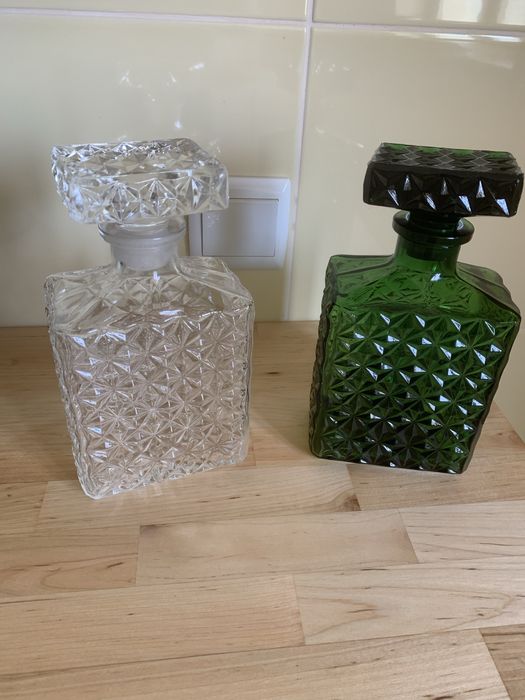 Conjunto duas garrafas antigas em vidro