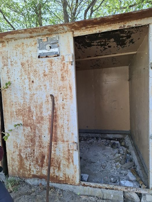 Металлическая будка, контейнер