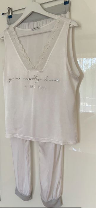 Kostium biały dwuczęściowy.