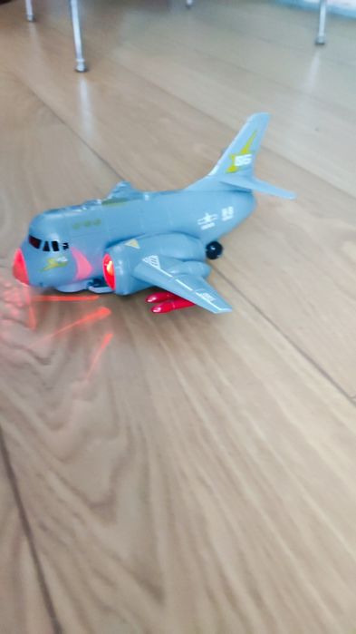 Літак, світло, звук, шасі піднімається, їздить, оминає перешкоди