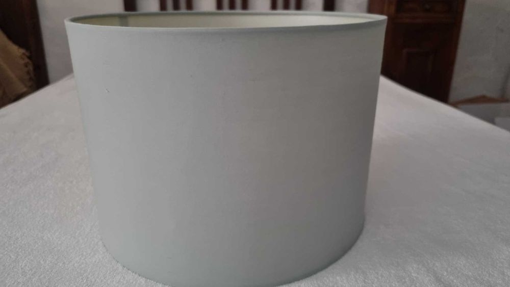 Abajures branco, verde e bege