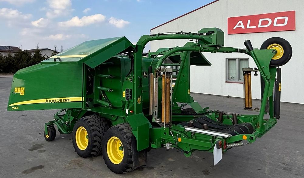 John Deere 744 Premium  REZERWACJA Praso-owijarka John Deere 744 Premium – 2012 rok