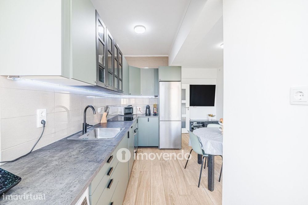 Apartamento T2 remodelado, com cozinha equipada, em Benfica