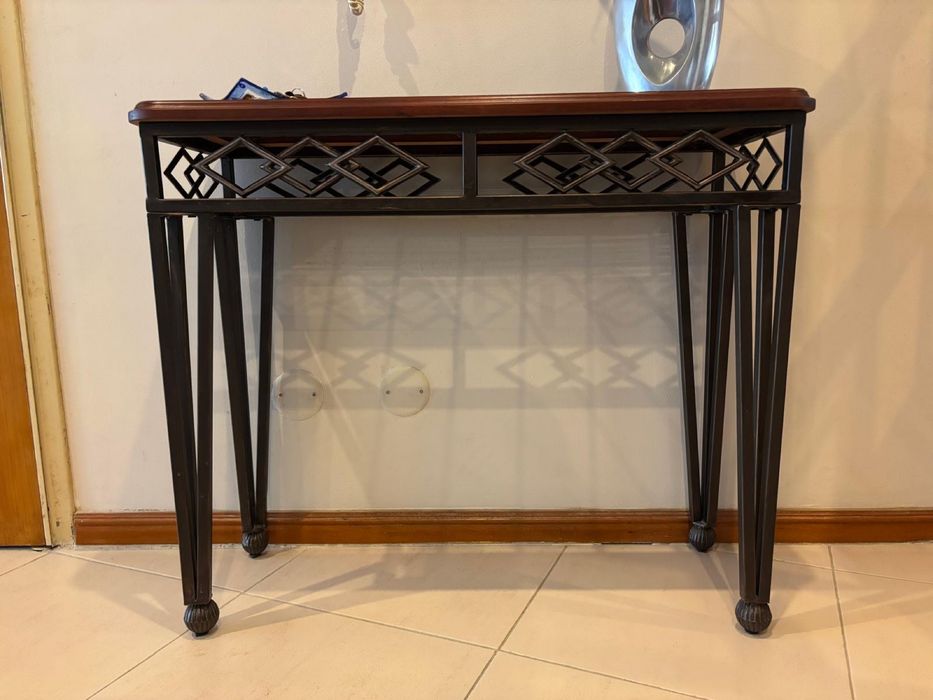 Mesa de entrada, madeira e ferro