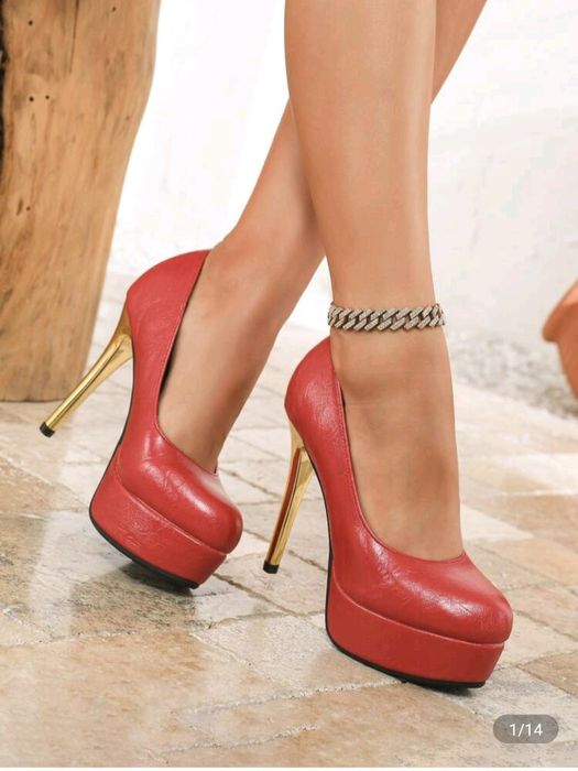 Salto alto agulha dourado