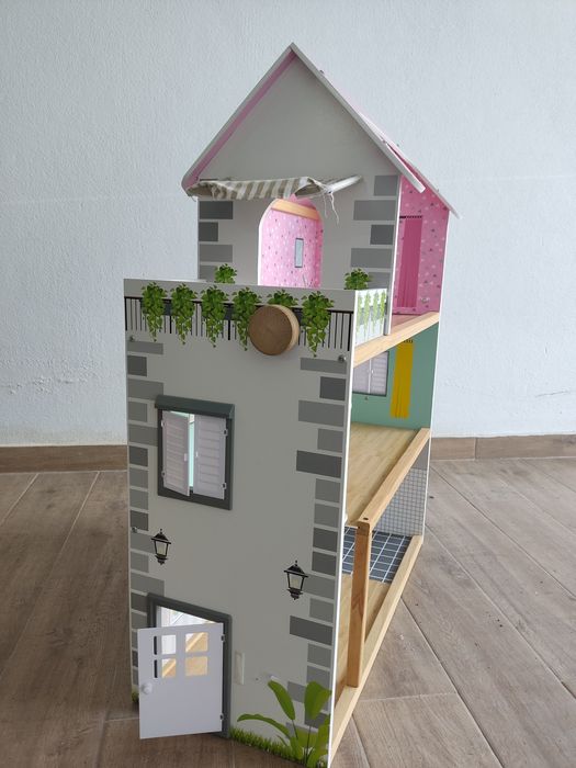 Casa em madeira de bonecas