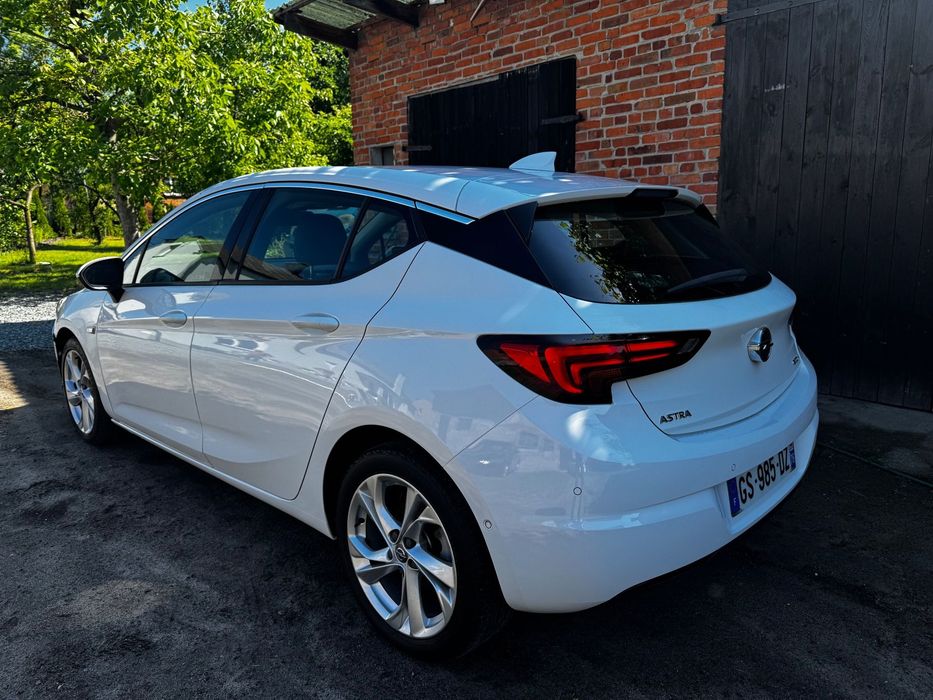 Opel Astra Bogate wyposażenie, niewielkie uszkodzenie