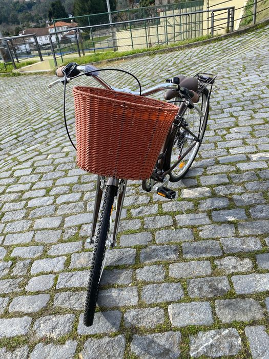 Bicicleta com cesto. Nunca usada, impecável!
