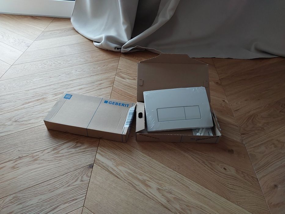 Przycisk uruchamiajacy spluczke