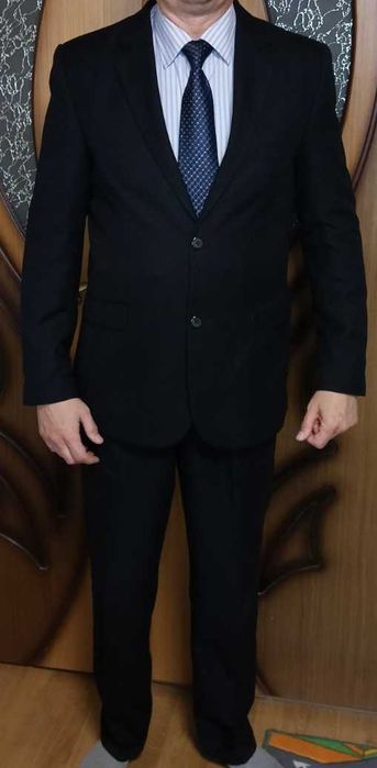 Класичний майже чорний костюм, 50-52 р.
