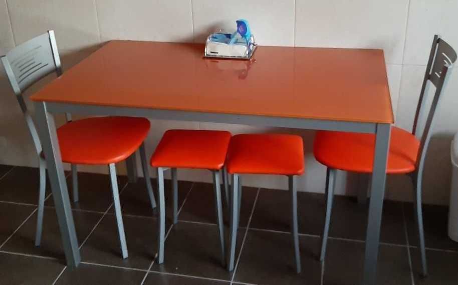 Mesa de cozinha + 2 cadeiras