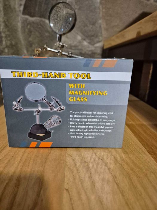 Тримач плат з лупою та затискачами.