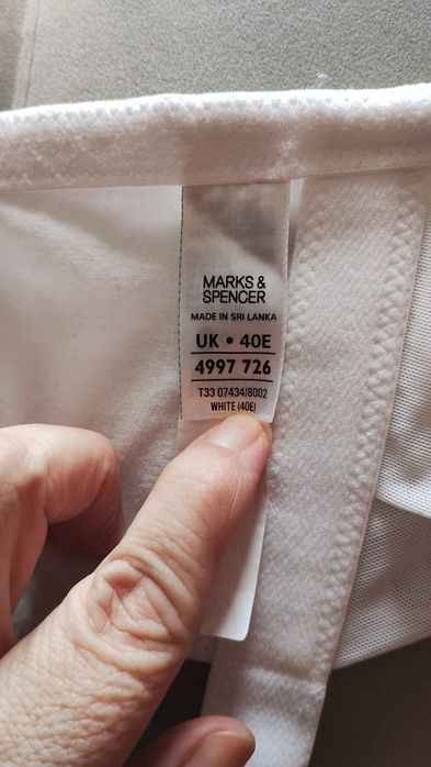 Biustonosz biały rozpinany z przodu , duże miseczki.