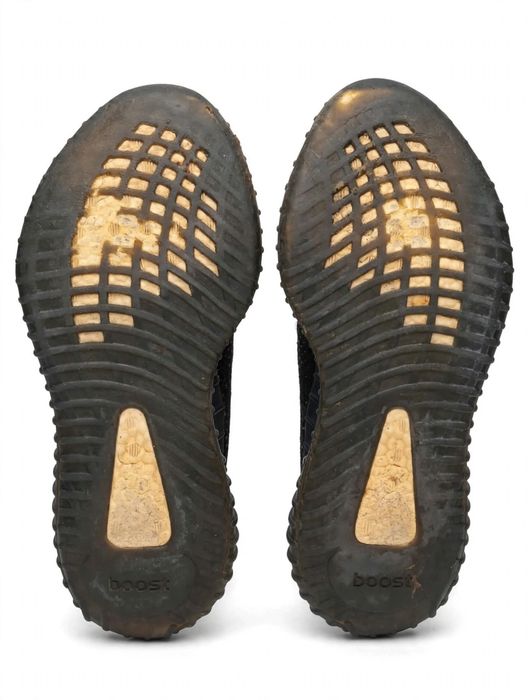 Na sprzedaż kultowe Yeezy Boost 350 V2 w kolorystyce Oreo / Black White.