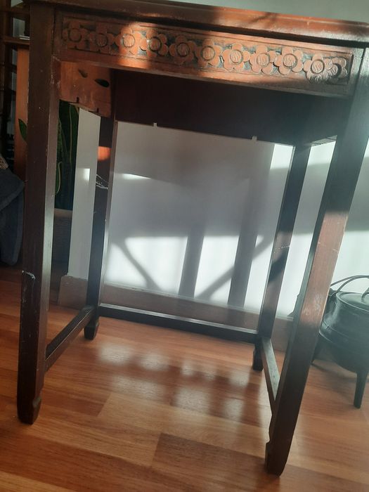 Mesa trabalhada com figuras