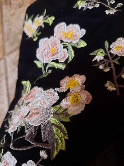 Buty w kwiaty wyszywane