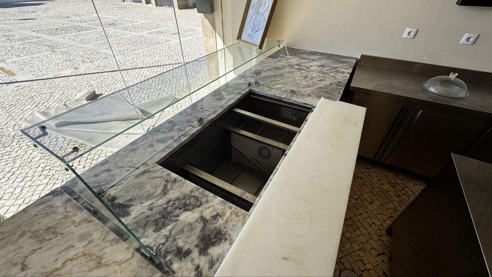 Cozinha Profissional em Inox Completa – Bancadas, Frigoríficos e Extração