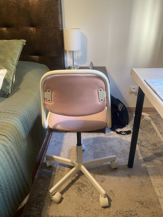Vendo 2 cadeiras de escritorio(rosa e cizenta) cada uma por 20€