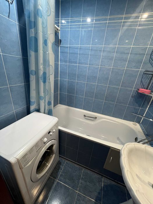 Простора 2-к квартира ,середний поверх