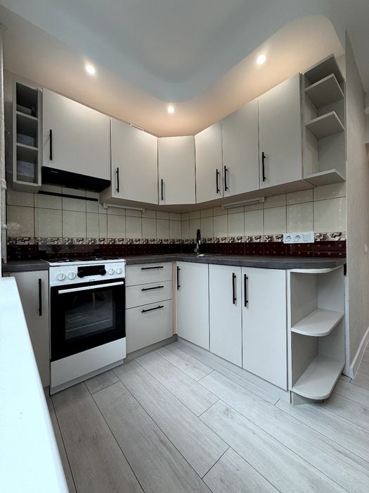 Власник без комісії. Київ .Продам 2 к квартиру 10 хв до метро. Бульвар Верховної Ради 26 Б