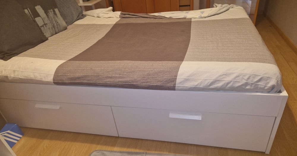 Cama de casal com 4 gavetões