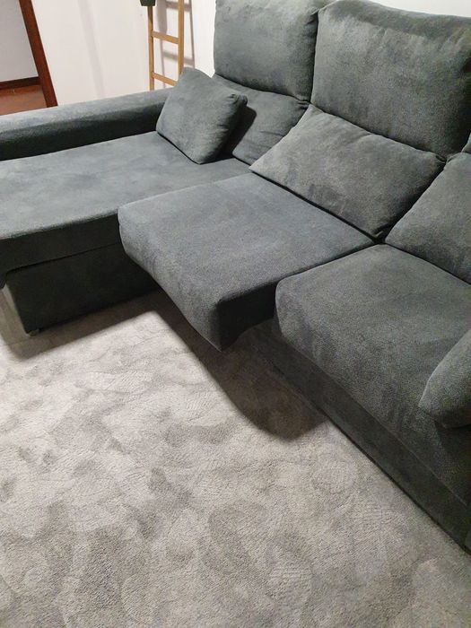 Sofa cinzento com chaiselong + 2 puffs