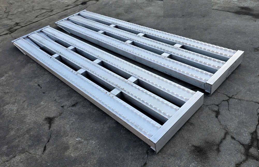 Najazdy aluminiowe PROFESSIONAL 2000x610x120mm mocowanie dolne 22 tony