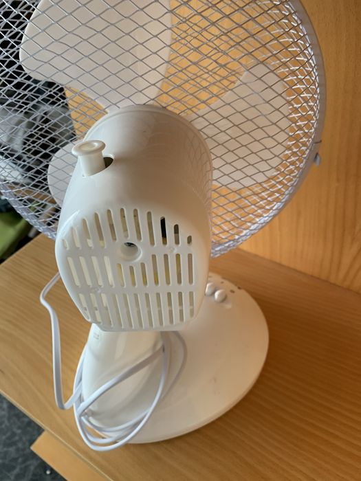 Ventoinha branca . Marca kunft