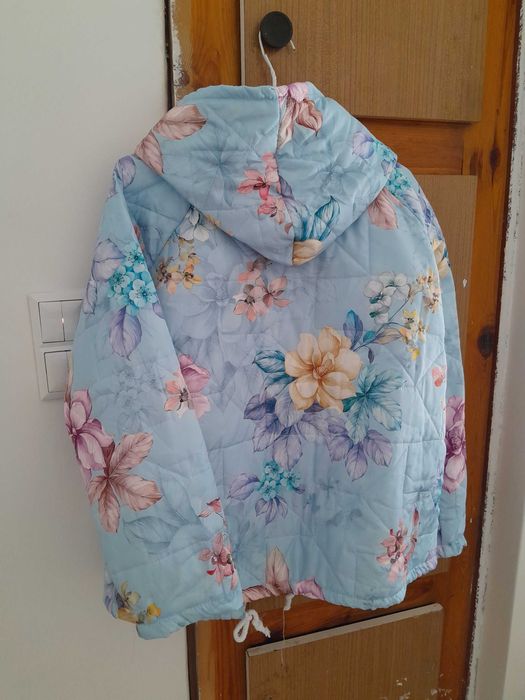 Kurtka lekka w kwiaty