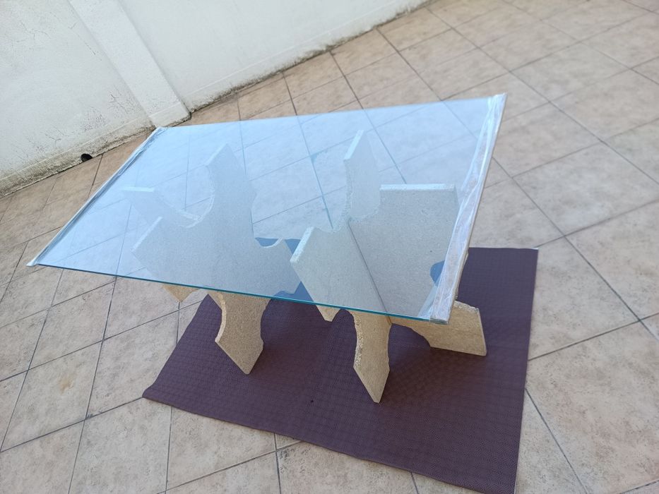 Mesa com pés em pedra e tampo de vidro biselado