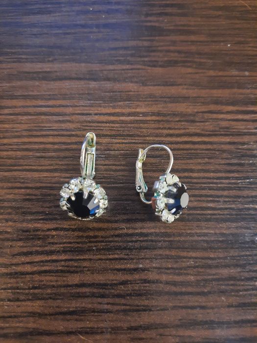 Сережки с черными камушкамии стразами Серьги бижутерия