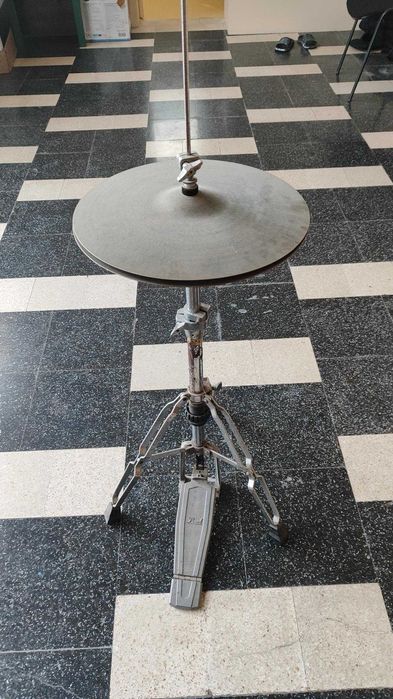 Pratos, banco, tripé da Pearl para chimbal com pratos e pedal.