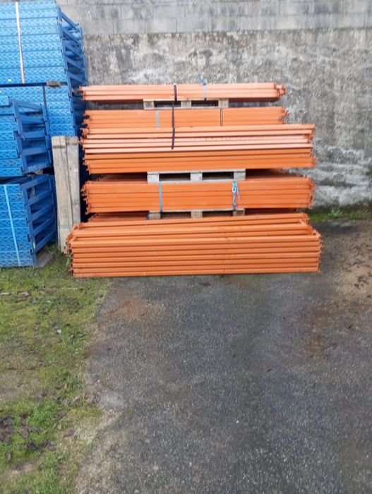 Mesa de 2 bastidores e 4 travessas laranjas