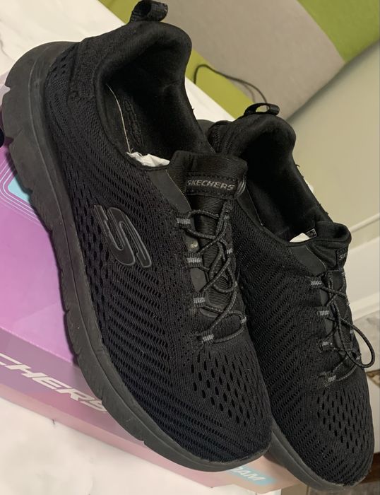 Кросівки Skechers чорні і білі, розміри 38.5, 39