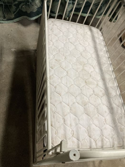 Cama para bébe com colchão em bom estado