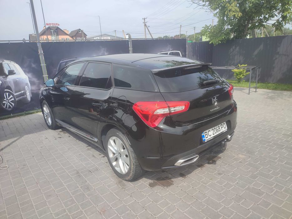 Автомобіль Citroen DS5
