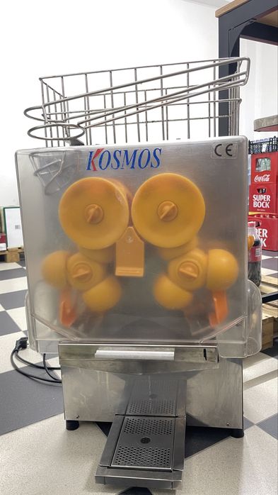 Máquina de sumo da marca Kosmos, na cor laranja.