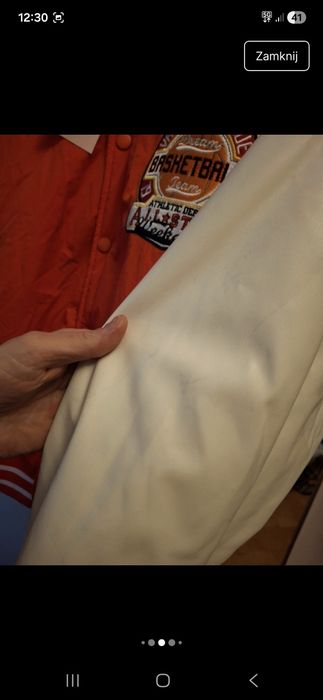 Biało czerwona kurtka