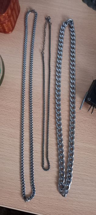 Fios, correntes e pulseira