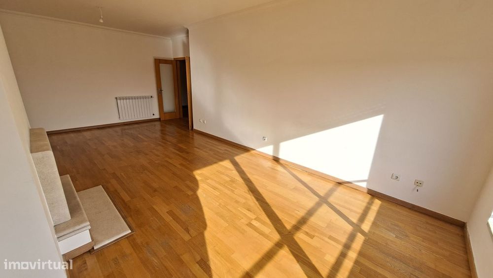 Apartamento T2 com 126m2, arrecadação e lugar  estacionamento Montijo.