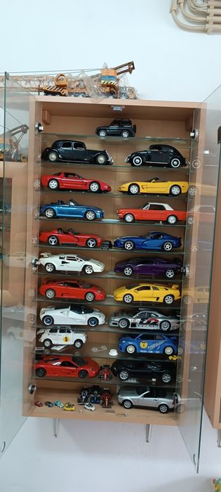 Coleção de Miniaturas de Carros 1:18 + Scooters – Ferrari, Jaguar, Clássicos e Competição