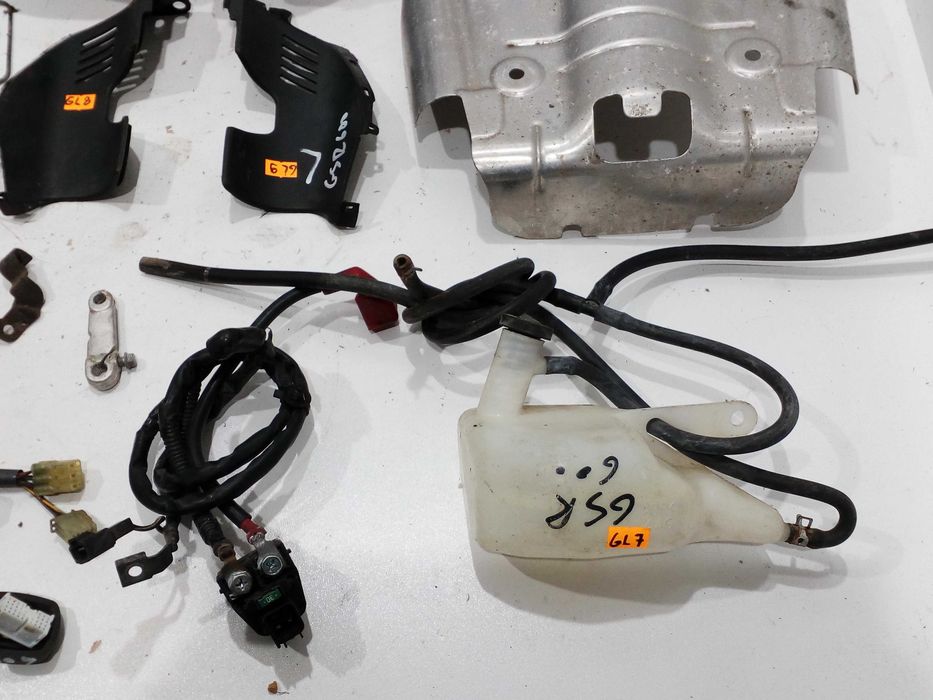 Suzuki GSR 600 uchwyt słona linka wiązka nadkole airbox części