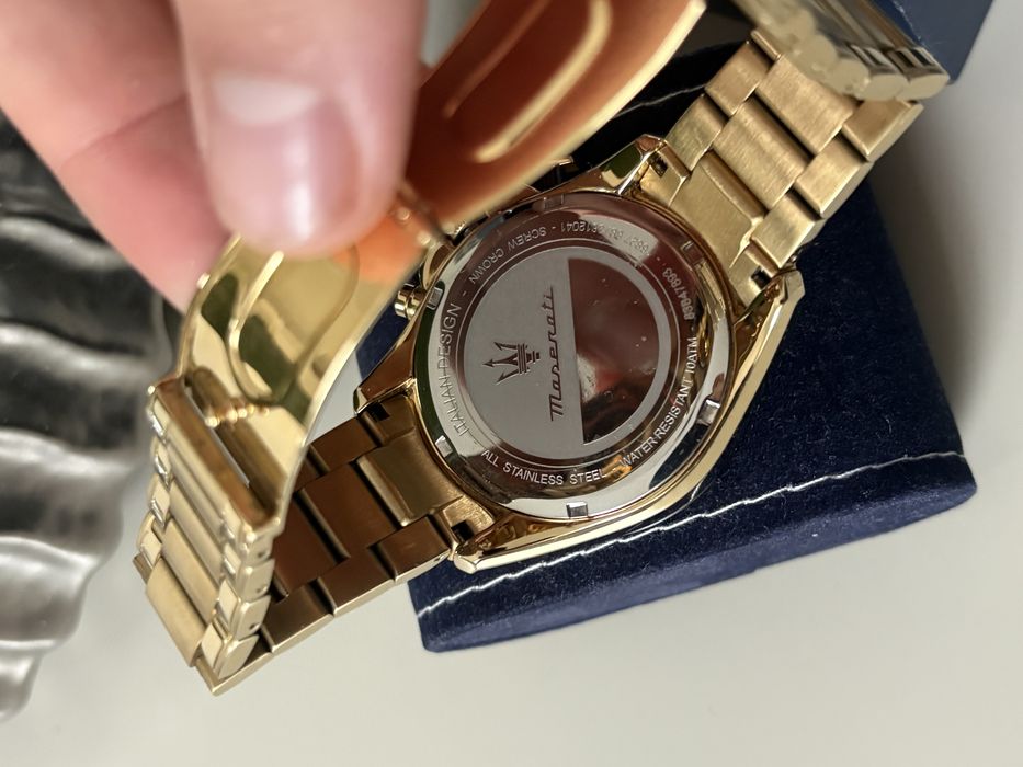Relogio dourado maserati