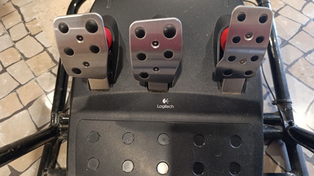 Banco com volante Logitech G27