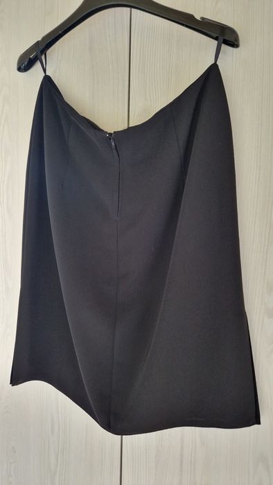 Prosta czarna spódnica przed kolano