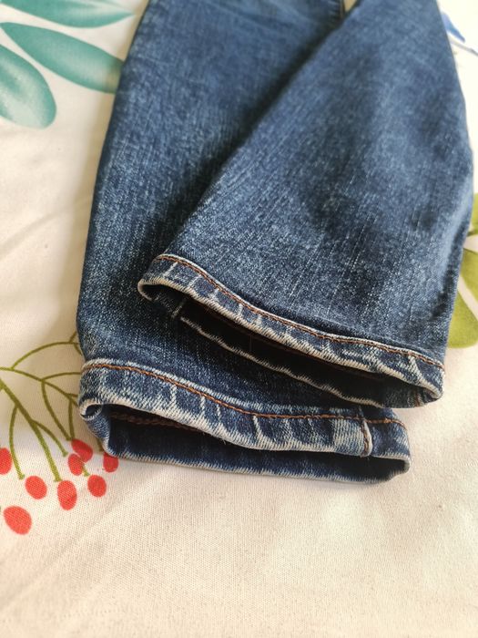 Dżinsy skinny z wysokim stanem przylegające do kostek
