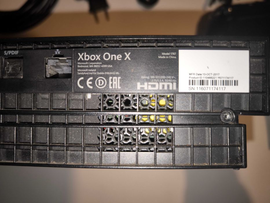 Microsoft Xbox One X 1TB Black (комплект)