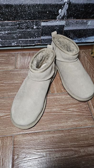 Продам UGG розмір 40