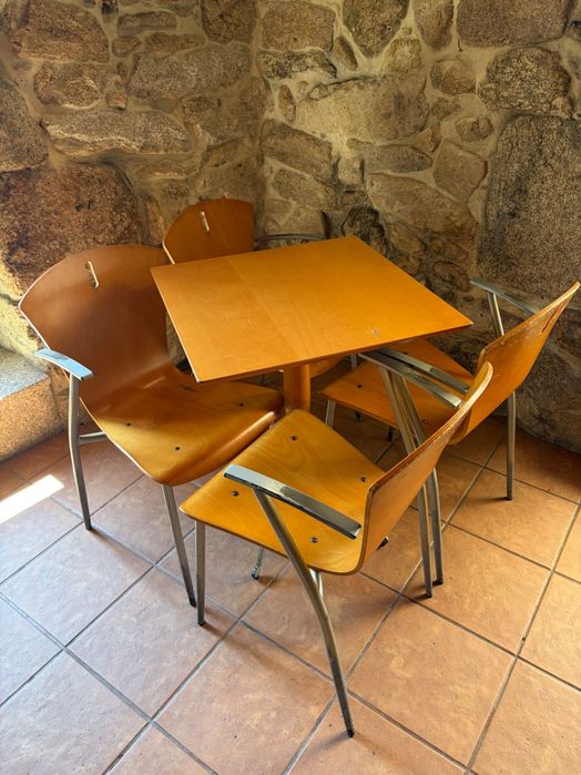 Mesas e cadeiras de café