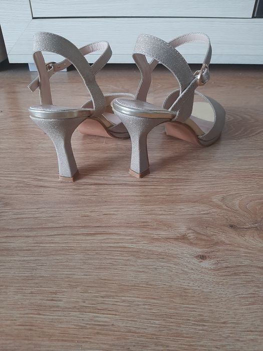 Sandałki na obcasie